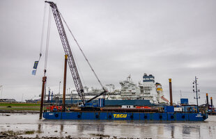 Von einem Schwimmponton aus starten die Rohbauarbeiten zum neuen Anleger für das schwimmende Flüssigerdgas-Terminal „Jetty“ im Elbehafen Brunsbüttel.