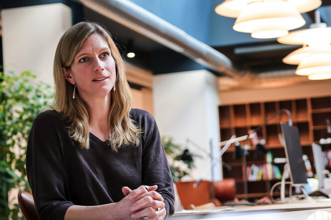 Die Ökonomin Maja Göpel sitzt an einem Tisch.