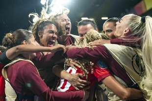 Jubelde Schweizer Spielerinnen umarmen sich