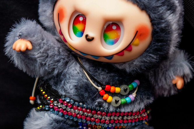 Ein Labubu mit regenbogenfarbenen Augen
