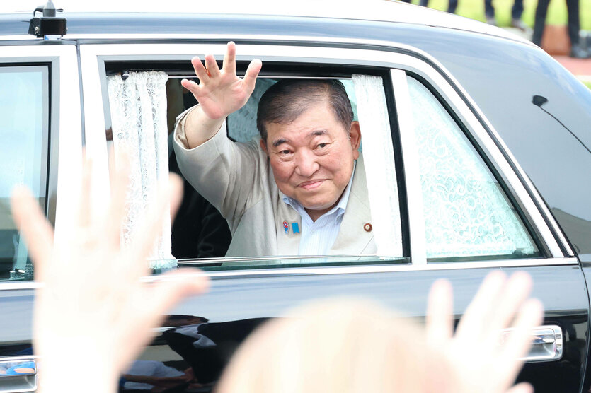 Shigeru Ishiba winkt aus dem Fenster eines Autos