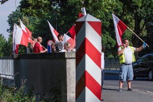 Menschengruppe mit polnischer Fahne