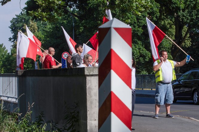 Menschengruppe mit polnischer Fahne