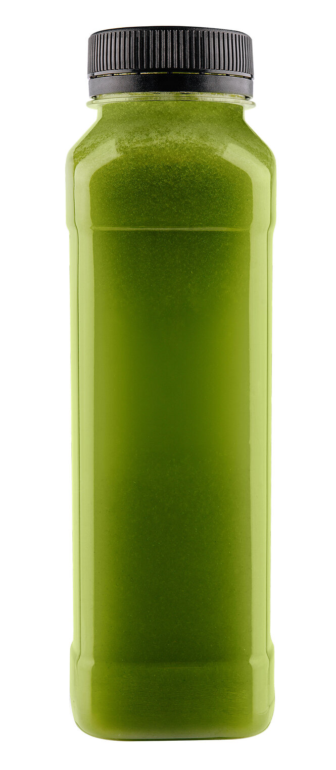 Eine Flasche mit grünem Inhalt auf weißem Hintergrund