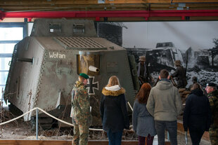 Das Bild zeigt einen alten Panzer namens 