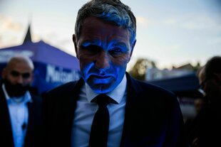 Björn Höcke wird von von einem blauen Strahler angeleuchtet