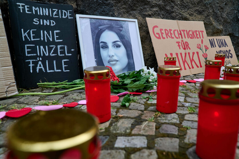 Kerzen, Plakate und Bilder von Nikki vor dem Landgericht
