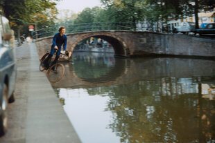 Jan Bas Ader radelt mit Schwung in eine Gracht hinein