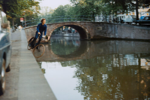 Jan Bas Ader radelt mit Schwung in eine Gracht hinein