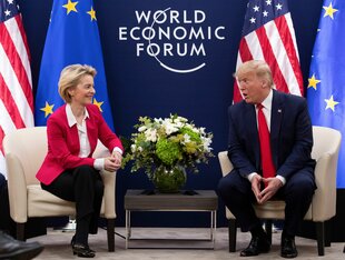 EU-Kommissionschefin von der Leyen und US-Präsident Trump im Gespräch beim Weltwirtschaftsformum