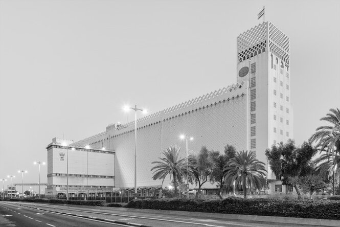 Schwarz-Weiß-Aufnahme von großen Silos am Hafen von Haifa