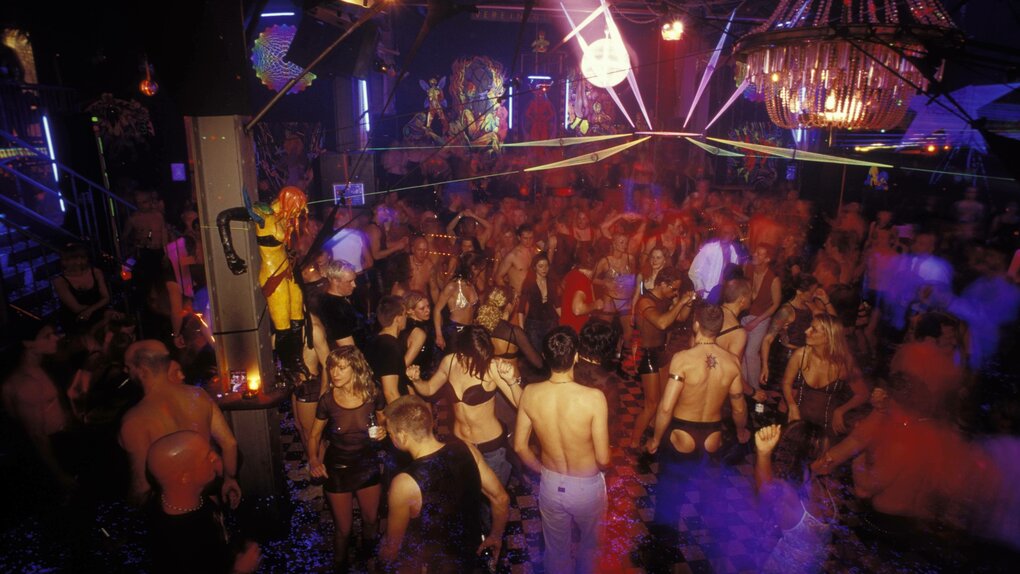 Eine volle Tanzfläche in einem Techno-Club