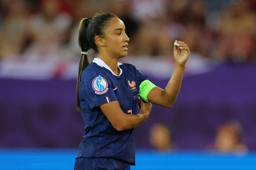Sakina Karchaoui auf dem Platz mit Kapitänsbinde