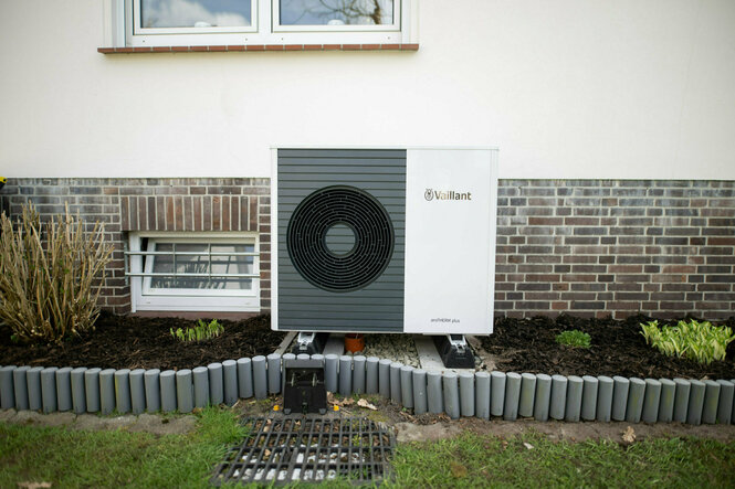 Eine Wärmepumpe vor einem Wohnhaus