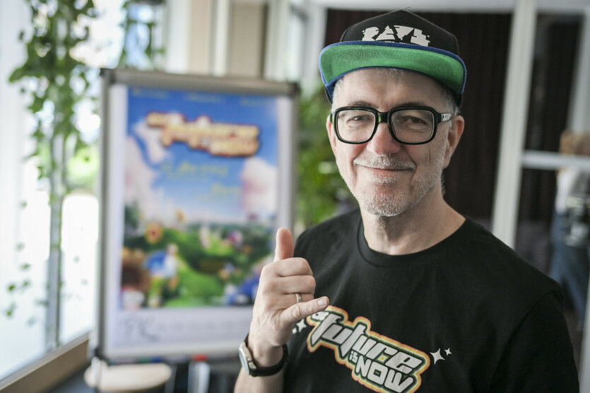 Dr. Motte, DJ und Musiker, gestikuliert auf der Pressekonferenz zur diesjährigen „Rave The Planet Parade - Our Future is now“.