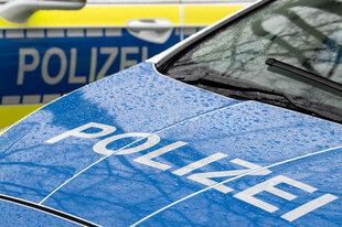 Die Motorhaube eines Polizeiautos
