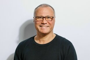 Ein Mann vor einer weißen Wand