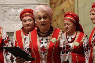Ältere Frauen in ukrainischer Tracht singen