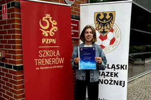 Anastasia Samitschenko präsentiert ihre Trainerurkunde