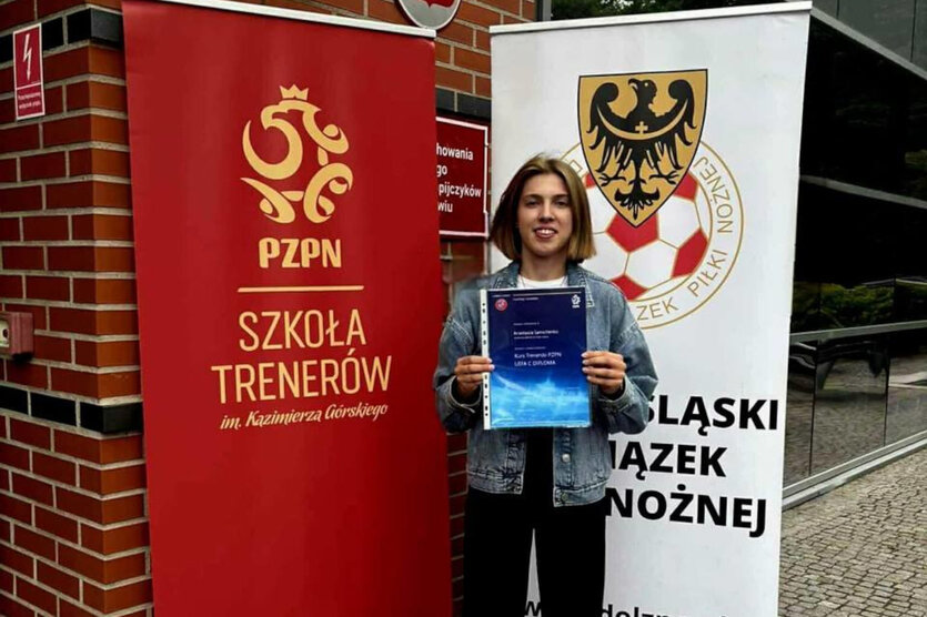 Anastasia Samitschenko präsentiert ihre Trainerurkunde