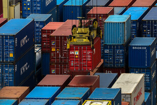 Container werden auf ein Schiff geladen