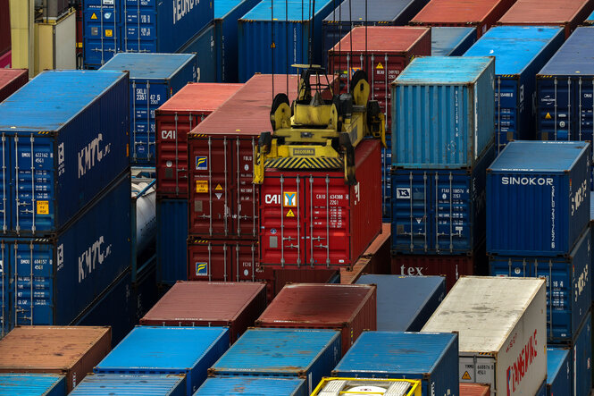 Container werden auf ein Schiff geladen