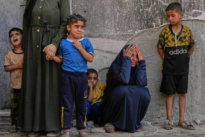 Angehörige von Palästinensern, die bei israelischen Angriffen auf den Gazastreifen getötet wurden, trauern im Shifa-Krankenhaus in Gaza-Stadt