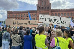 Das Foto zeigt eine Kundgebung gegen Kürzungen vor dem Roten Rathaus, in dem parallel der Berliner Senat tagte.