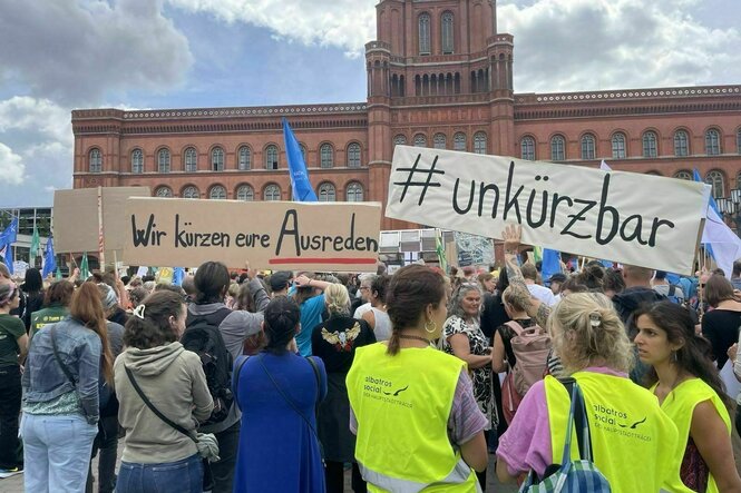 Das Foto zeigt eine Kundgebung gegen Kürzungen vor dem Roten Rathaus, in dem parallel der Berliner Senat tagte.