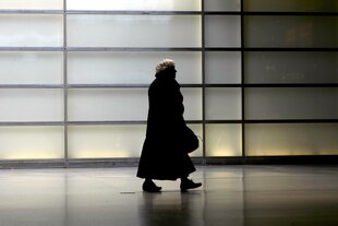 Silhouette einer alten Frau