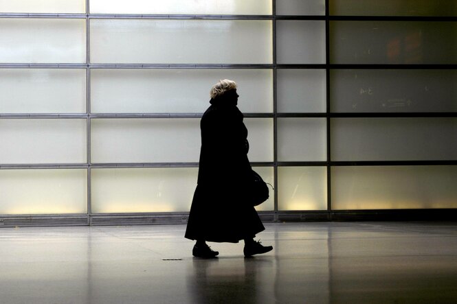 Silhouette einer alten Frau