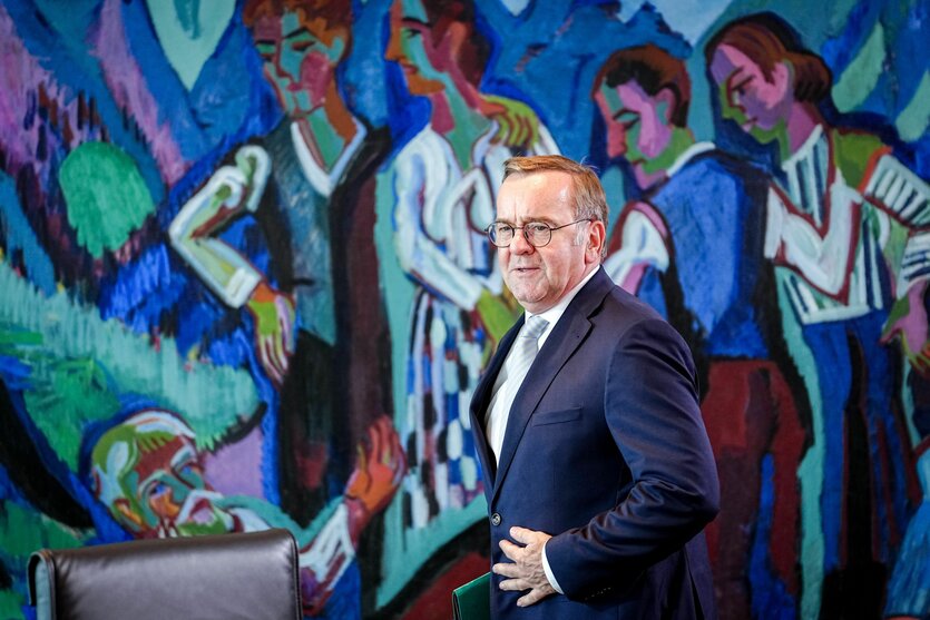 Boris Pistorius vor einer bunt bemalten Wand