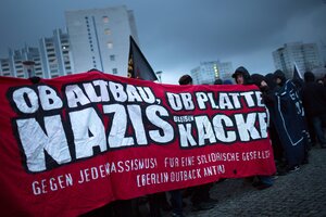 Demonstranten laufen im Plattenbau mit Banner: "Ob Altbau, ob Platte, Nazis bleiben Kacke."