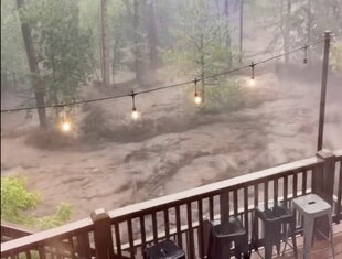Ein Video dokumentiert die Flut hinter einem Haus in Ruidoso.
