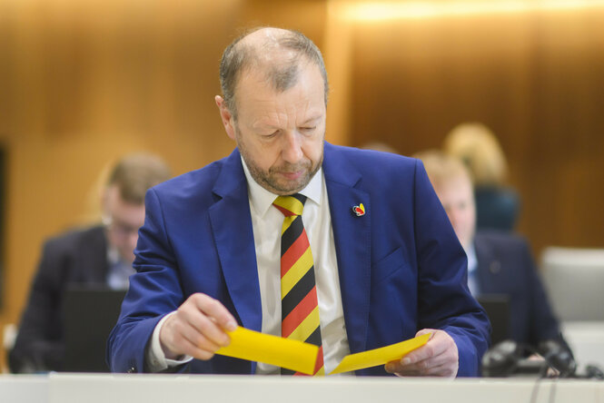 Stefan Marzischewski-Drewes sitzt mit einer schwarz-rot-goldenen Krawatte im niedersächsischen Landtag.