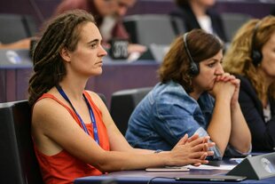 Carola Rackete (l, Die Linke) nimmt an der Plenarsitzung des Europäischen Parlaments teil