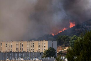 Flammen lodern auf am Stadtrand von Marseille nahe einer Wohnsiedlung