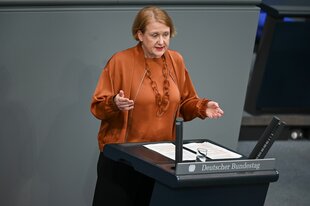 Das Foto zeigt die Grünen-Politikerin Lisa Paus bei einer Rede im Bundestag.
