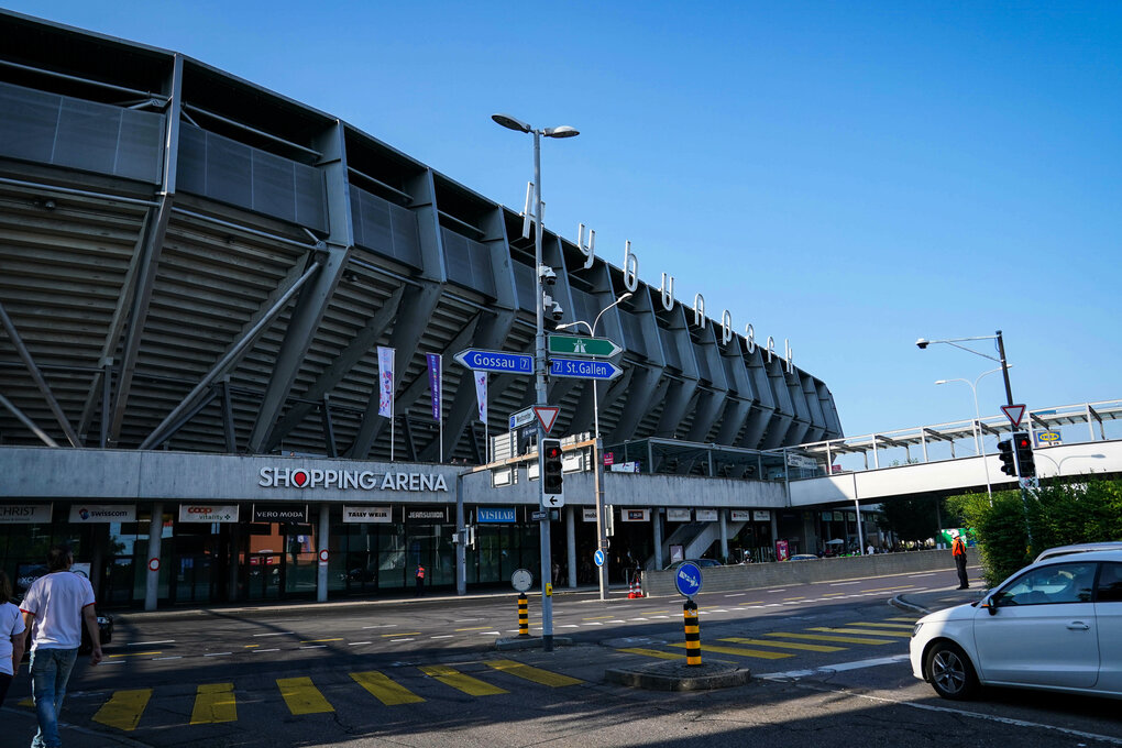 Stadionfassade mit großem Schriftzug und integriertem Einkaufszentrum