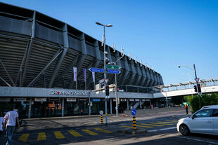 Stadionfassade mit großem Schriftzug und integriertem Einkaufszentrum