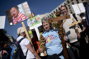 Demonstrant*innen mit Schildern in Berlin