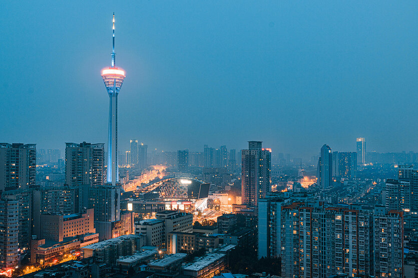 Blick über eine Stadt am Abend