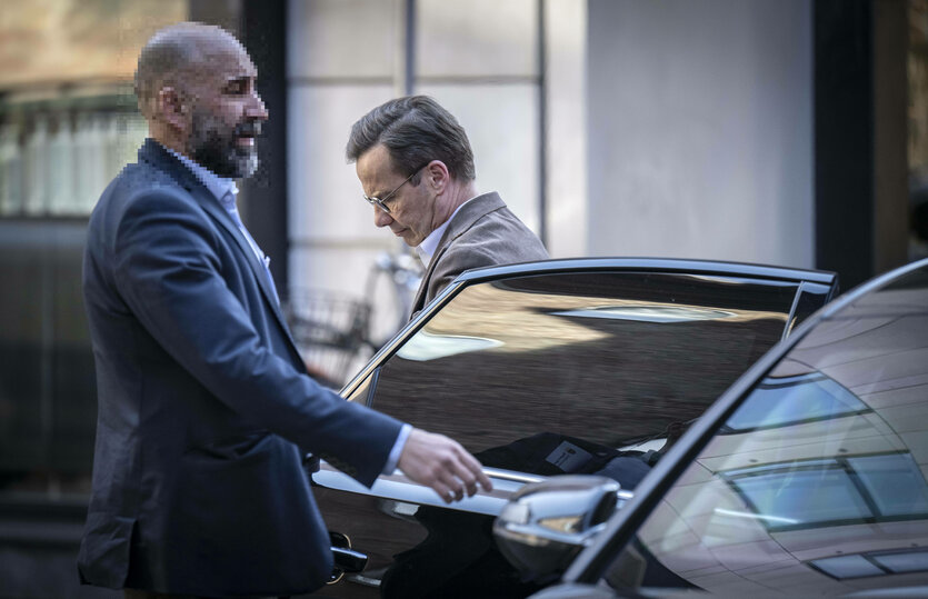 Ein Bodyguard öffnet dem schwedischen Ministerpräsidenten Ulf Kristersson die Autotür