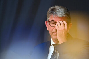 Wolfram Weimer, Staatsminister für Kultur und Medien, fasst sich an den Kopf
