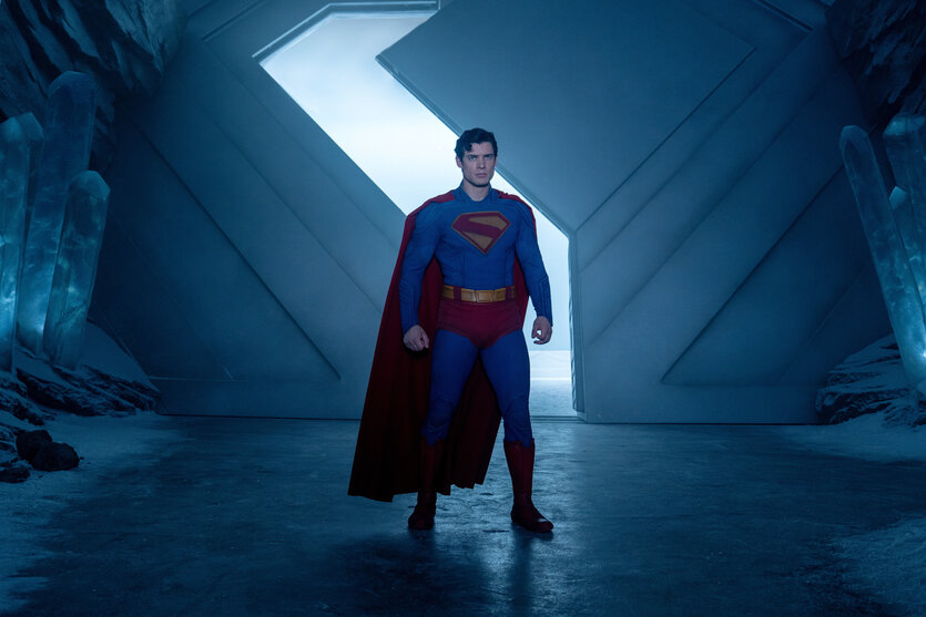 Superman (David Corenswet) steht im Eingang seiner Eisfestung.