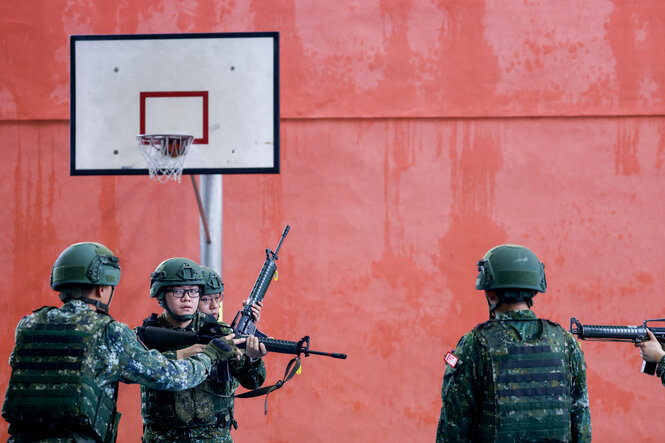 Reservisten in Taiwan bei einem Manöver vor einem Basketballkorb