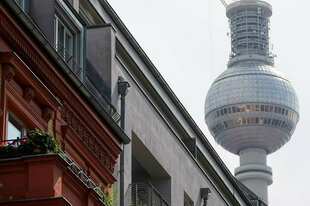 Eine Hausfassade, im HIntergrund der Berliner Fernsehturm