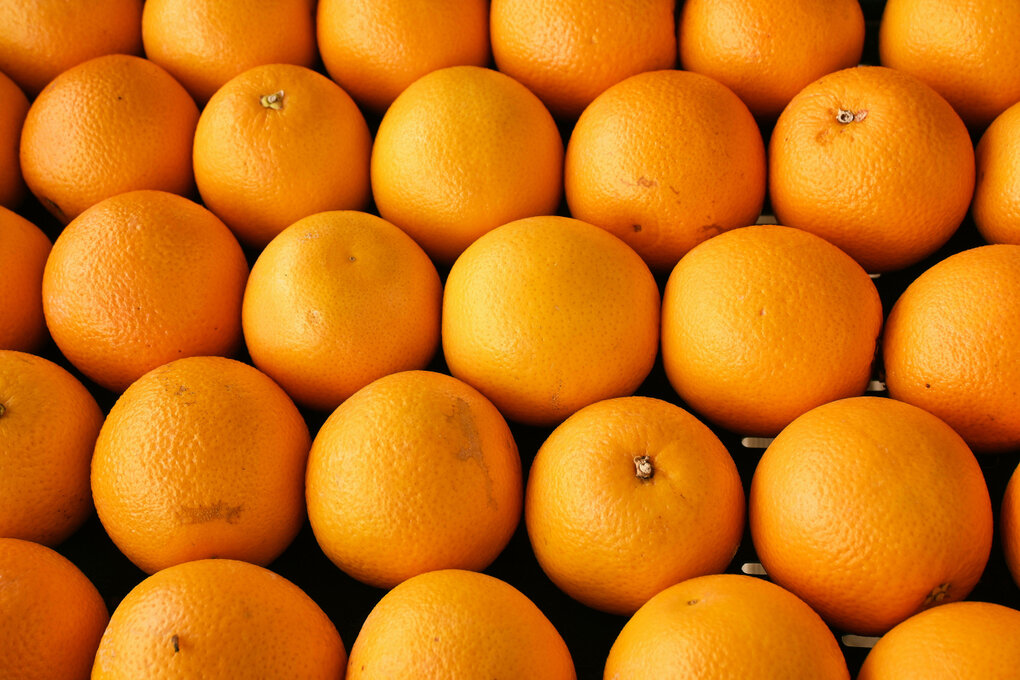 Orangen in einer Orangenkiste