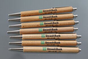 Kugelschreiber aus Holz mit der Aufschrift Umweltbank.