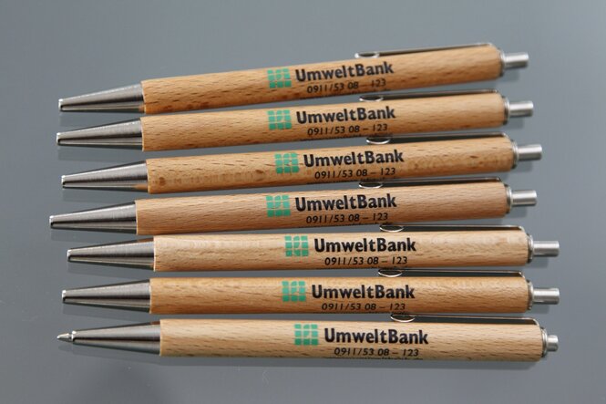 Kugelschreiber aus Holz mit der Aufschrift Umweltbank.